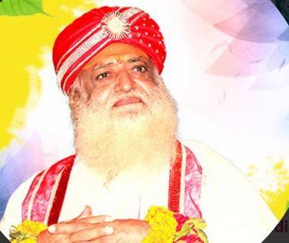 4. आसाराम बापू : भारतीय आध्यात्मिक क्षेत्रात वादाने गाजलेलं नाव म्हणजे आसाराम बापू होय. स्वयंघोषित संत असलेले आसाराम बापू सध्या जेलमध्ये आहेत. आश्रमातील अवैध कारनाम्यांमुळे आसारामला जेलची हवा खावी लागत आहे. आसाराम बापू ट्रस्टची वार्षिक उलाढाल 350 कोटींच्या घरात आहे. देशा-विदेशात आसाराम बापू ट्रस्टची 350 आश्रम आणि 17 हजार बालसंस्कार केंद्र आहेत. 