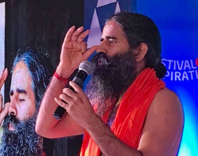 2. योगगुरु बाबा रामदेव - बाबा रामदेव हे योगगुरु म्हणून परिचीत आहेत. बाबा रामदेव हे योगा, नैसर्गिक औषधं, शेती उत्पादनं आणि स्वदेशीचा प्रचार-प्रसार करतात. बाबा रामदेव हे गरीब कुटुंबात जन्माला आले. त्यांचे वडील हरियाणात शेतकरी होते. बाबा रामदेव यांनी 15 वर्ष खडतर आयुष्य जगून, त्यांनी हरिद्वारमधील लोकांना योगा शिकवण्यास सुरुवात केली. त्यांना योग आणि योगासनाचं ज्ञान आहे. हेच ज्ञान आज त्यांची ओळख बनली आहे. याच योगाच्या माध्यमातून त्यांनी पतंजलीची स्थापना केली. पतंजली योगपीठ आणि दिव्य योगी मंदीर ट्रस्ट या माध्यमातून बाबा रामदेव यांच्याकडे 1100 कोटींची संपत्ती आहे. 
