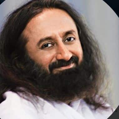 3. श्री श्री रवीशंकर : भारतातील प्रमुख आध्यात्मिक गुरुंपैकी एक नाव म्हणजे श्री श्री रवीशंकर होय. ‘आर्ट ऑफ लिव्हिंग’चे प्रेणेते म्हणून त्यांची ओळख आहे. जगभरात त्यांचे अनुयायी आहेत. श्री श्री यांचे जगातील सुमारे 151 देशात 30 कोटींपेक्षा जास्त अनुयायी आहेत. त्यांची वार्षिक उलाढाल 1 हजार कोटी रुपयांपर्यंतची आहे. ‘आर्ट ऑफ लिव्हिंग’ हाच त्यांचा महत्त्वाचा उत्पन्नाचा स्त्रोत असल्याचं सांगण्यात येतं. ‘इंडिया टुडे’नुसार, तामीळनाडूत जन्मलेल्या रवीशंकर यांनी वैदिक शिक्षणाला सुरुवात केली. वयाच्या 17 व्या वर्षी त्यांनी वैदिक साहित्य आणि विज्ञान या विषयाचं शिक्षण पूर्ण केलं. 