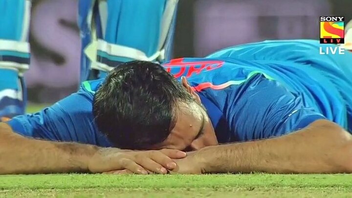 प्रेक्षक मैदानात बॉटल फेकत होते, तेव्हा धोनी मैदानातच झोपून आराम करत होता. 