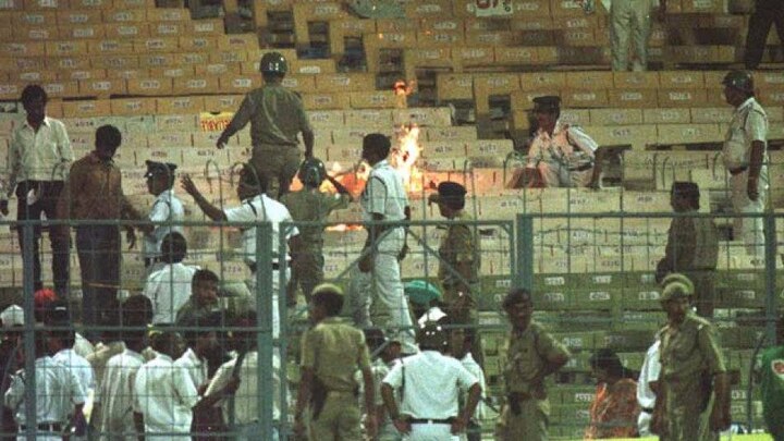 मैदानातील या प्रकाराने 1996 सालच्या विश्वचषकातील आठवणी ताज्या केल्या. कोलकात्यातील ईडन गार्डनवर श्रीलंकेविरुद्ध भारताची डळमळीत अवस्था झाल्यानंतरही प्रेक्षकांनी असाच गोंधळ घातला होता.