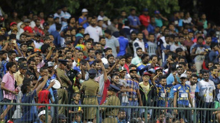 प्रेक्षकांच्या या हुल्लडबाजीमुळे खेळ 35 मिनिटे थांबवावा लागला.