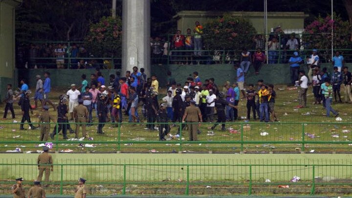 प्रेक्षकांनी मैदानात बॉटल फेकण्यास सुरुवात केली तेव्हा भारताची धावसंख्या 44 षटकांमध्ये 210 अशी होती आणि विजयासाठी केवळ 8 धावांची आवश्यकता होती.