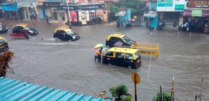 दादर टीटी परिसरात मुसळधार पावसामुळे पाणी साचलं आहे.