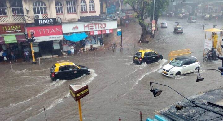 दादर टीटी परिसरात मुसळधार पावसामुळे पाणी साचलं आहे.