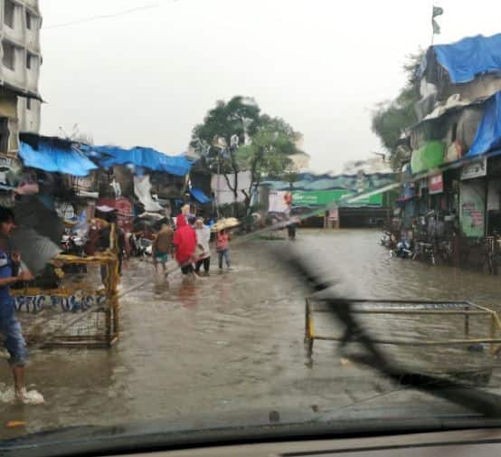 पाणी साचल्यामुळे खार सबवे बंद करण्यात आला आहे.