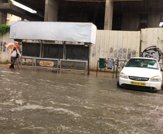 मरोळमध्ये पर्शियन दरबारजवळ पाणी साचल्यानं वाहतूक विस्कळीत झाली आहे. 