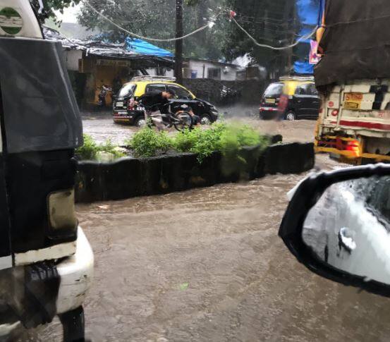 वडाळा चार रस्ता परिसरात पाणी साचलं आहे.