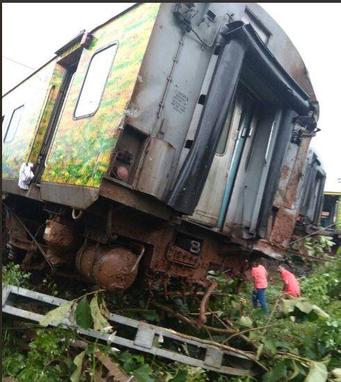 अपघातात काही प्रवासी किरकोळ जखमी असल्याची माहिती आहे.