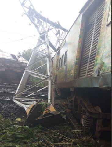 नागपूरहून मुंबईला येणाऱ्या दुरांतो एक्स्प्रेसचं इंजिन आणि चार डबे घसरले. आसनगाव-वासिंद रेल्वे स्थानकांदरम्यान सकाळी साडेसहाच्या सुमारास हा अपघात घडला. 