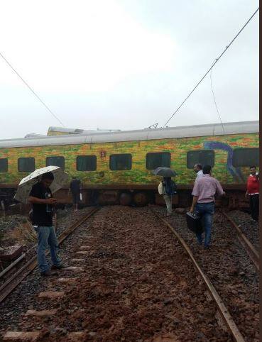 एक्स्प्रेसचं इंजिन डब्यावरुन घसरुन उलट पडलं, तर एक्स्प्रेसचे डबे वीस फुटांवरील टेकडीवर जाऊन आदळले.
