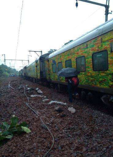 चार डबे घसरल्यामुळे दुरुस्तीच्या कामासाठी पाच ते सहा तास हा मार्ग बंद राहण्याची शक्यता आहे. त्यामुळे या मार्गावरील लोकल वाहतुकीवर परिणाम होण्याची चिन्हं आहेत.