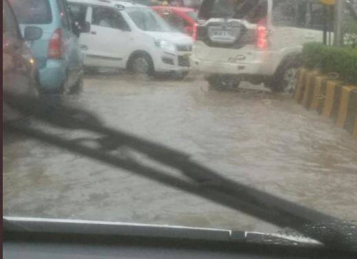 पावसामुळे जोेगेश्वरी विक्रोळी लिंक रोडवर पाणी साचलं आहे.