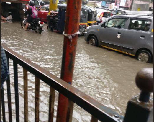 अंधेरीत मरोळ नाक्यावरही पाणी साचल्यानं वाहतूक विस्कळीत झाली आहे.