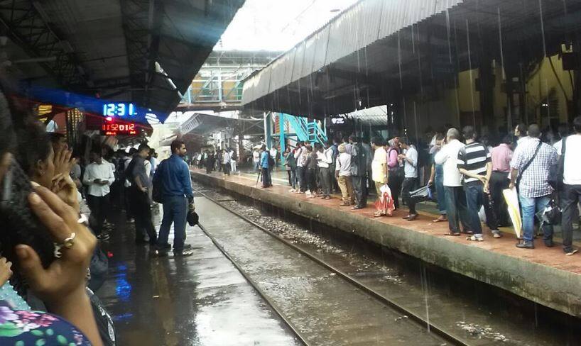 मुंबईत पावसाची उघडझाप सुरुच, लोकल वाहतूक हळूहळू पूर्वपदावर Mumbai Rain Railway Traffic Update 2 Pm मुंबईत पावसाची उघडझाप सुरुच, लोकल वाहतूक हळूहळू पूर्वपदावर