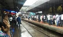 मुंबईत पावसाची उघडझाप सुरुच, लोकल वाहतूक हळूहळू पूर्वपदावर