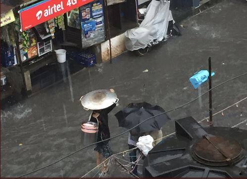 एल्फिन्स्टन रोड स्टेशनजवळ पाणी साचलं