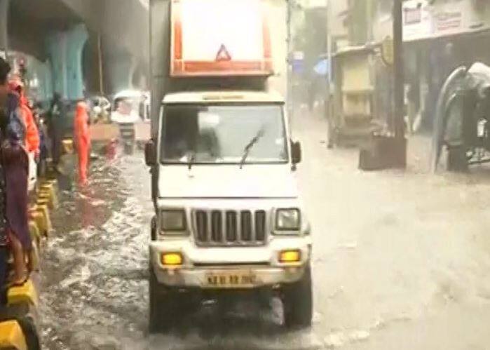 हिंदमाताजवळ पाणी साचल्याने वाहतुकीचा बोजवारा