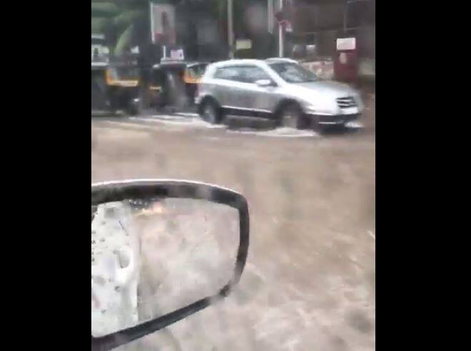 जोगेश्वरी-विक्रोळी लिंक रोड (जेव्हीएलआर) जवळपास संपूर्ण मार्गावर पाणी साचलं