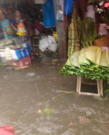 दादरच्या फूलमार्केटमध्ये पाणीच पाणी, गुडघाभर पाण्यात फुलं आणि हार 