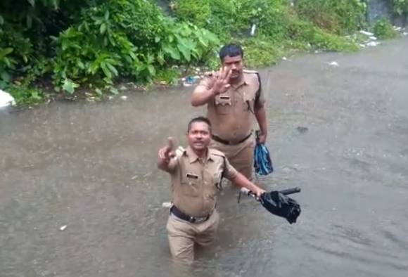 उभ्या पावसात पोलिसांचं काम पाहा, एक कडक सॅल्युट ठोकाल!