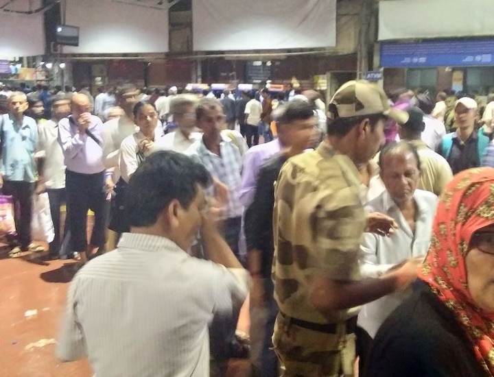 ट्रेन बंद पडल्यामुळे रेल्वे स्थानकांवर अडकलेल्या प्रवाशांसाठी सेवाभावी संस्थांतर्फे खाद्यापदार्थ पुरवण्यात आले. 