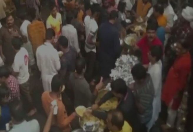  मुंबईत लालबागचा राजा मंडळातर्फेही भक्तांसाठी खाण्यापिण्याची व्यवस्था करण्यात आली होती.