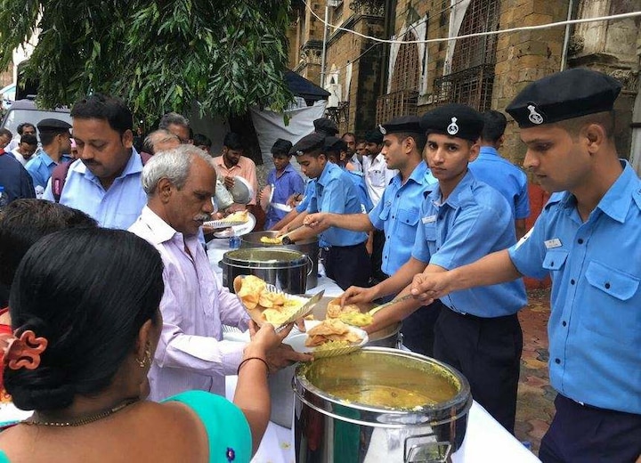 पावसात अडकलेल्या नागरिकांसाठी नेव्हीतर्फे खाण्या-पिण्याची सोय करण्यात आली होती.