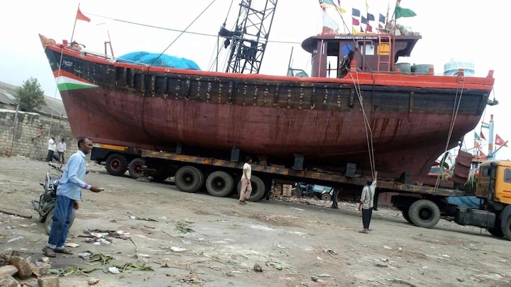 Boat Is Missing From Palghar 15 Peoples Missing Latest Updates पालघरमध्ये 9 जणांना वाचवण्यासाठी गेलेली नौका बेपत्ता!