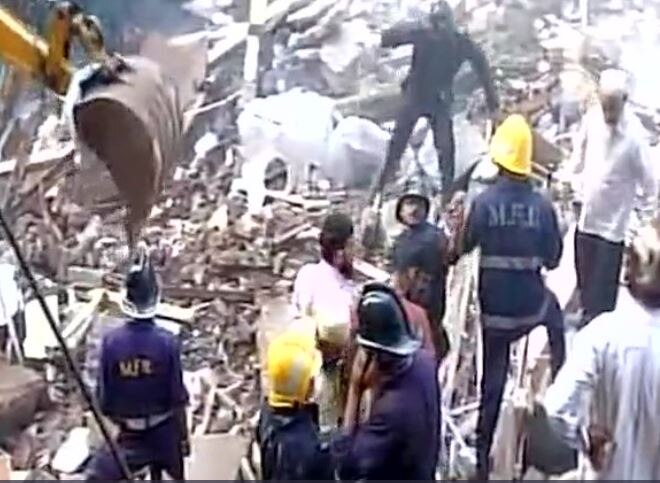 मूळ तीनमजली असलेल्या इमारतीवर दोन मजले नंतर बांधण्यात आले होते. गुरुवारी सकाळी आठ-साडेआठच्या सुमारास ही इमारत कोसळल्याची माहिती आहे.