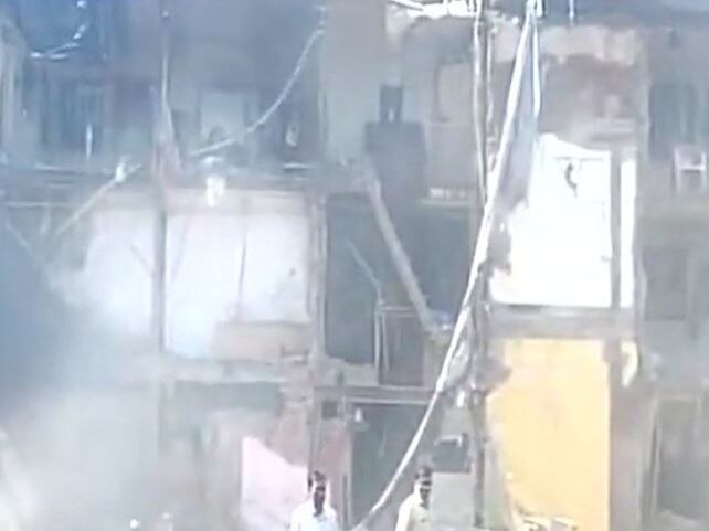 इमारतीत 12 खोल्या आणि सहा गोदामं असल्याचं भाजपचे स्थानिक नगरसेवक अतुल शाह यांनी सांगितलं आहे. 