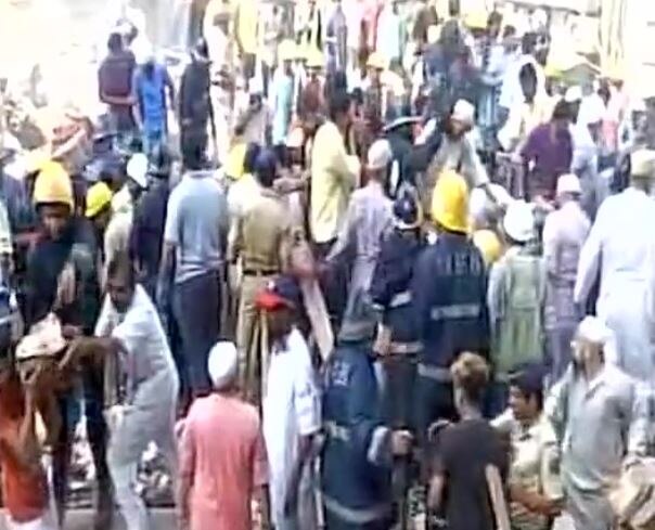 इमारतीत 9 कुटुंब राहत होती. मात्र शंभर जण इमारतीत वास्तव्याला असल्याची माहिती स्थानिक रहिवाशांनी दिली आहे.