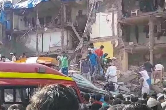 गेल्या महिन्याभरातील मुंबईत इमारत कोसळण्याची ही तिसरी दुर्घटना आहे.