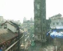 PHOTO : मुंबईतील भेंडीबाजारमध्ये इमारत कोसळली