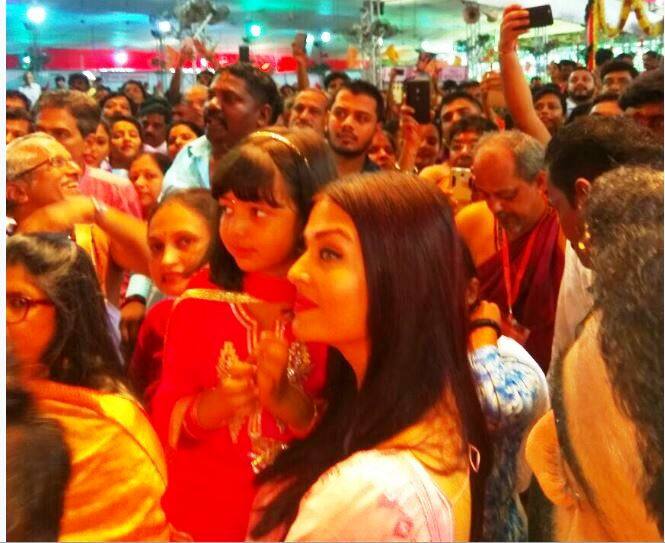 हे ऐश्वर्याचे नवे फोटो आहे. मुंबईतील श्रीमंत जीएसबी गणपती सेवा मंडळात ऐश्वर्या तिची मुलगी आराध्यसह आरतीसाठी आली होती.