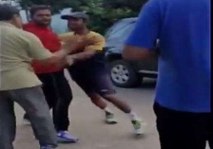 Ambati Rayudu Clashed With Local Senior Citizens Video Goes Viral रॅश ड्रायव्हिंगनंतर वाद, रायडूची कारमधून उतरुन वृद्धाला धक्काबुक्की