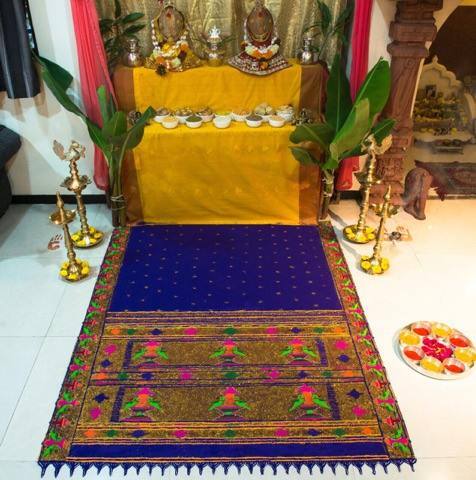 सुरुवातीला ही पैठणी साडीच आहे असंच साऱ्यांना वाटतं. 