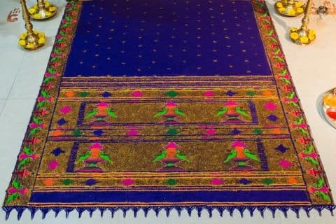 ही रांगोळी आहे की पैठणी साडी? असाच सुरुवातीला पाहणाऱ्यांना प्रश्न पडतो 