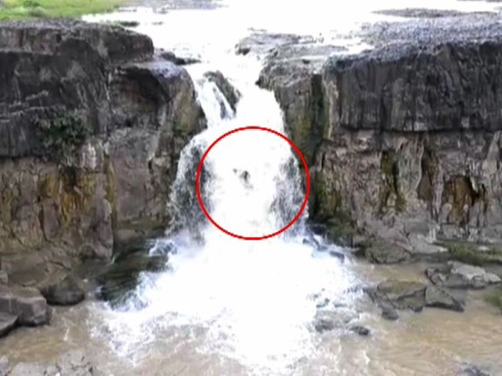 Youth Death On Shahstrkund Waterfall In Nanded सहस्त्रकुंड धबधब्यात पडून तरूणाचा मृत्यू