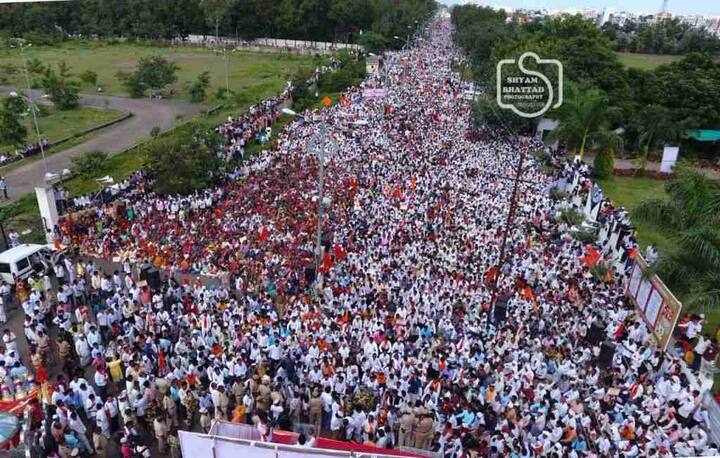 लिंगायत धर्माला संवैधानिक मान्यता देण्यात यावी, या प्रमुख मागणीसाठी आज लातूर येथे लिंगायत समन्वय समितीच्या वतीने महामोर्चाचं आयोजन करण्यात आलं होतं. 