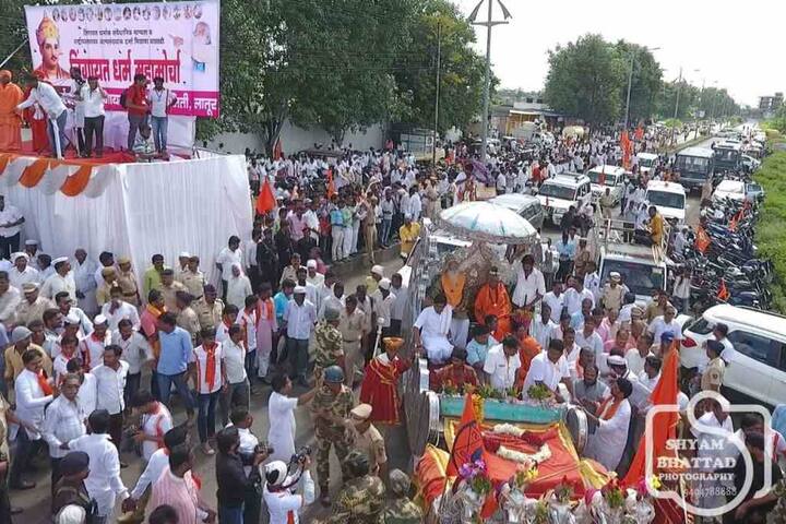 लातूरच्या क्रीडा संकुल येथून हा मोर्चा पाच किलोमीटरचं अंतर पायी जात जिल्हाधिकारी कार्यलयावर पोहोचला.