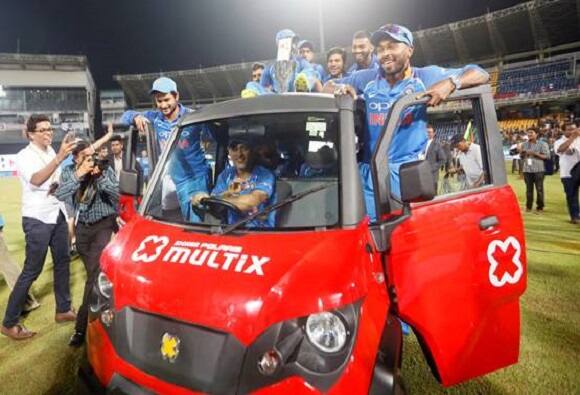 Team Indias Car Riding In Ground After Historical Winning बुमराला गाडी मिळाली, सर्वांना टपावर घेऊन धोनीने पळवली!