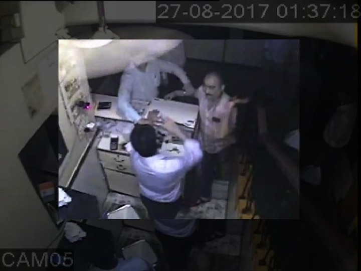 Police Constable Attacked On Bar Manager In Thane Latest Updates CCTV : पोलिस कॉन्स्टेबलचा बारमध्ये धुडगूस, मॅनेजरला मारहाण