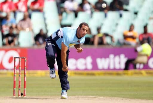 यापूर्वी न्यूझीलंडचा जलद गोलंदाज आंद्रे अॅडम्सने 2002-03 साली भारताविरुद्धच्या वन डे मालिकेत 14 विकेट्स नावावर केल्या होत्या.