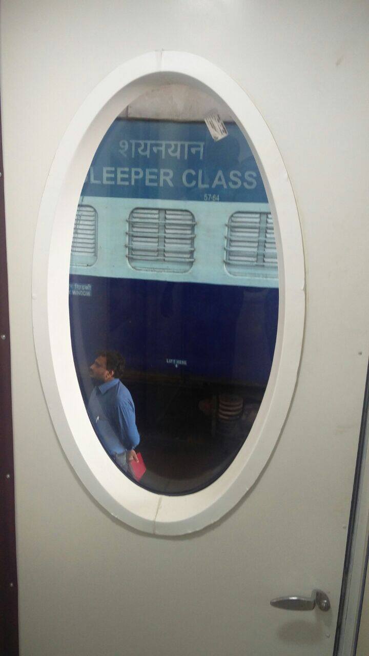 कारण या रेल्वेचे तिकीट भाडं आणि मार्ग याबाबत अजून निर्णय झालेला नाही, असं मध्य रेल्वेच्या अधिकाऱ्यांकड़ून सांगण्यात आलं आहे. 