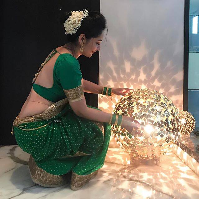 बॉलिवूड अभिनेता संजय दत्तनं देखील आपल्या घरी गणपती उत्सव साजरा केला. यावेळी मान्यता दत्तही ट्रेडिशनल लूकमध्ये दिसून आली.