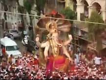 Ganesh Visarjan 2017 : मुंबईचा राजा गणेश गल्लीच्या गणपतीवर पुष्पवृष्टी