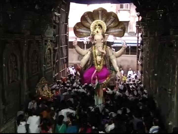 मुंबईचा राजा अर्थात गणेश गल्लीच्या गणपतीची मिरवणूक सकाळी 7.30 च्या सुमारास सुरु झाली. 