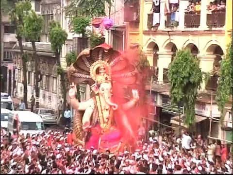 Ganesh Visarjan 2017 : मुंबईचा राजा गणेश गल्लीच्या गणपतीवर पुष्पवृष्टी Ganesh Visarjan 2017 : मुंबईचा राजा गणेश गल्लीच्या गणपतीवर पुष्पवृष्टी