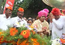 कोल्हापूरमध्ये चंद्रकांत पाटलांनी ढोल वाजवला 